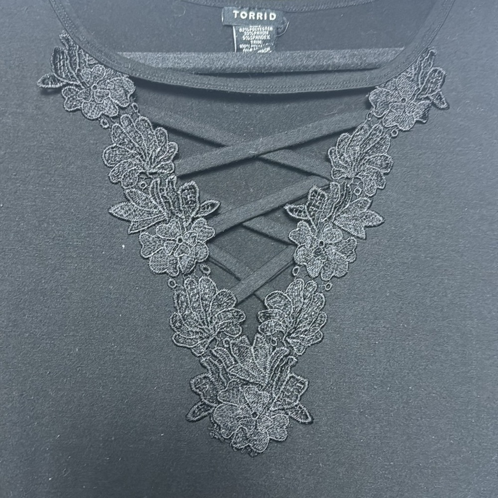 TORRID V Neck Laced Short Sleeve Tee shirt 1X - Picture 2 of 7